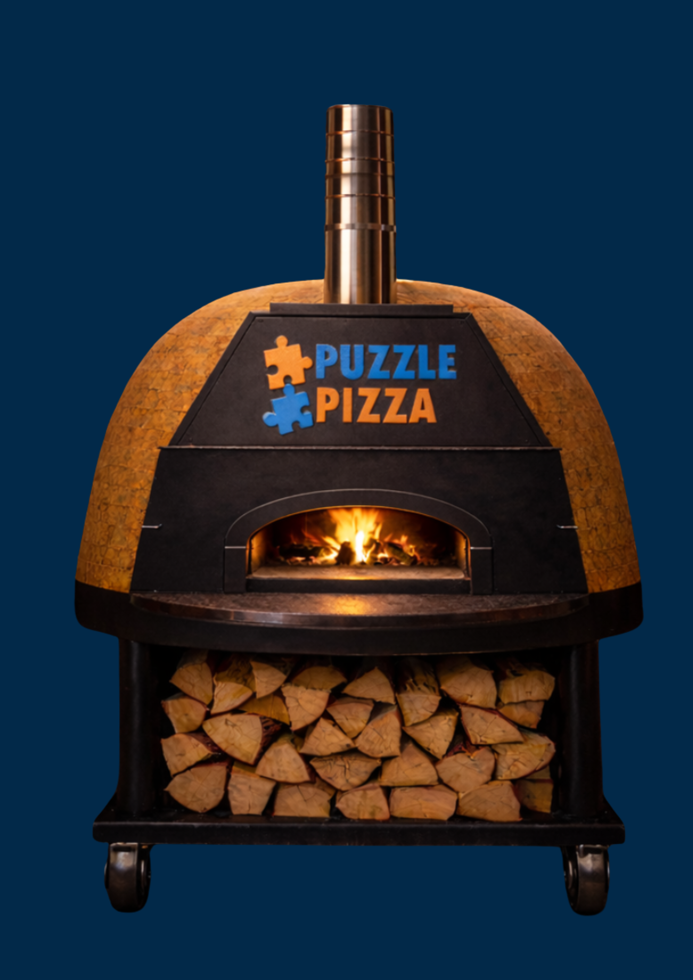 Le four à bois Puzzle Pizza et sa réserve de bûches